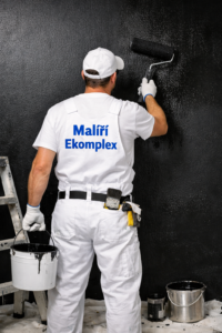 Černá akcentní stěna v obývacím pokoji