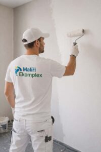 Malíř provádí výmalbu po dokončení rekonstrukce elektroinstalace, připravuje stěny a zajišťuje rovnoměrný a profesionální nátěr